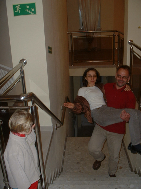 Proba wnoszenia po schodach